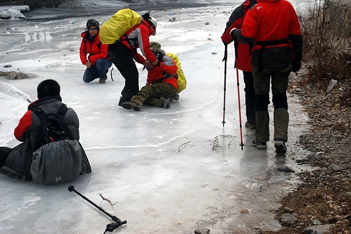 fall-down-hikers-ice-winter-slip